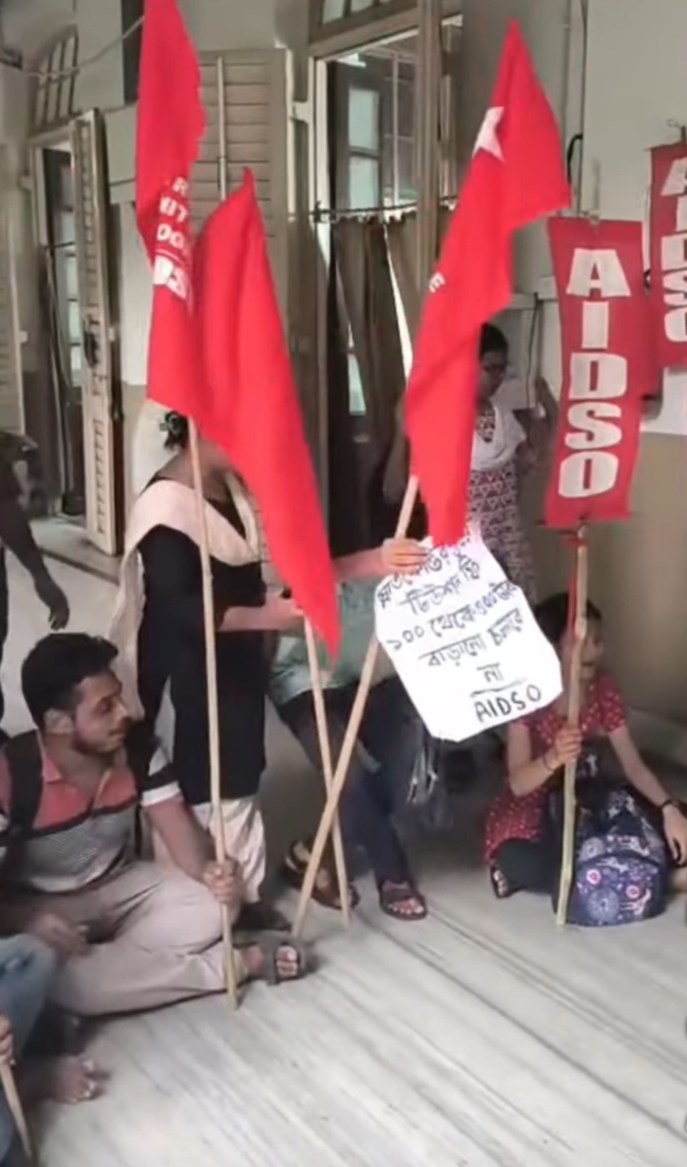 ফি বৃদ্ধির প্রতিবাদে কলকাতা বিশ্ববিদ্যালয়ে ছাত্র বিক্ষোভ, আন্দোলনে আইডসো