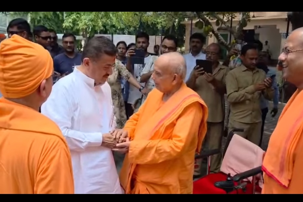বেলুড় মঠে শুভেন্দু অধিকারীর প্রণাম, সৌজন্যে রাজনৈতিক বার্তা?