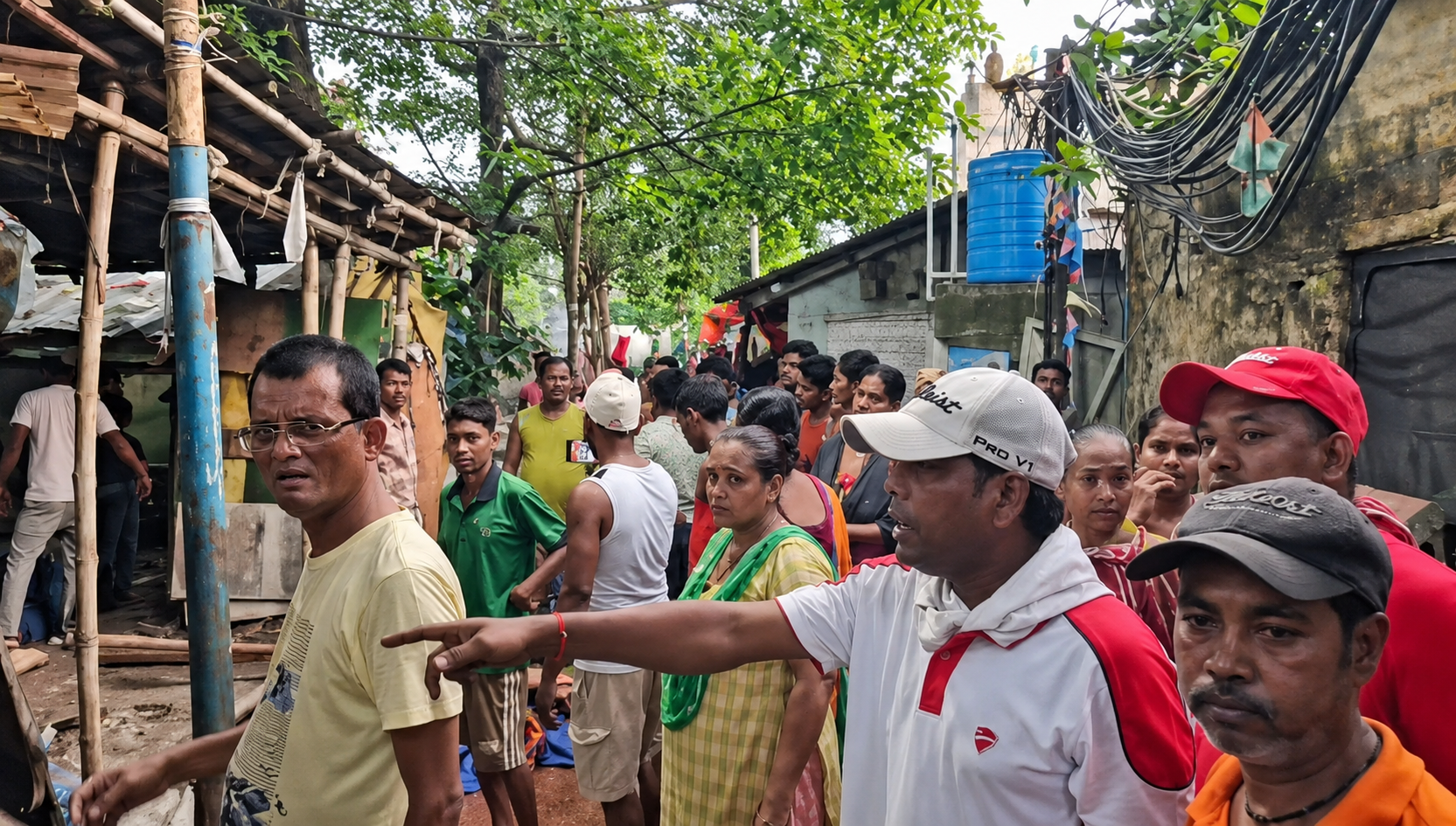 বেহালায় মহিলাদের রোষে গুঁড়িয়ে গেল তিন নেশার ঠেক, আদি গঙ্গা এলাকায় তীব্র চাঞ্চল্য