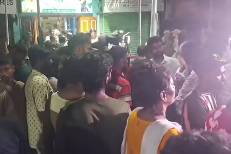 বেলঘাটায় তৃণমূল বিধায়ককে ঘিরে বিক্ষোভ! ‘চোর চোর’ স্লোগানে উত্তপ্ত এলাকা