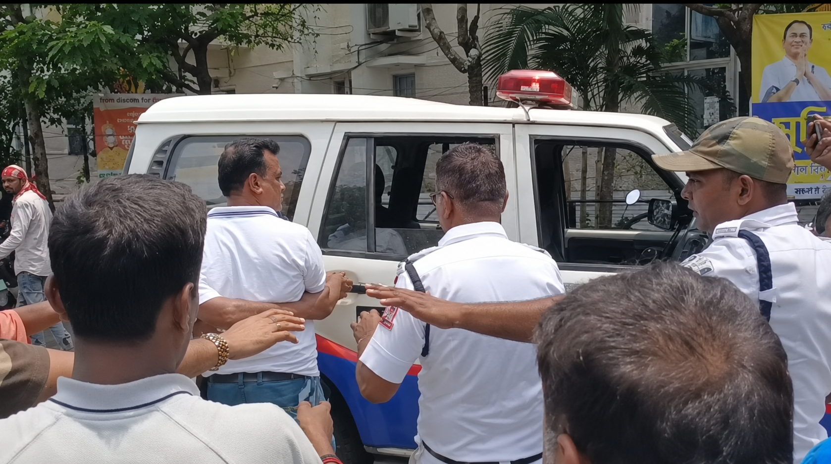 সল্টলেকে তোলাবাজির অভিযোগে TMC নেতা ঘেরাও, ব্যবসায়ীদের বিক্ষোভে উত্তেজনা