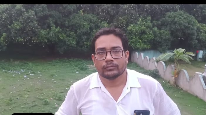 কৃষ্ণগঞ্জ বিডিও অফিসে এখনো বহাল বিশ্ব বাংলা লোগো প্রশাসনের ভূমিকা নিয়ে প্রশ্ন