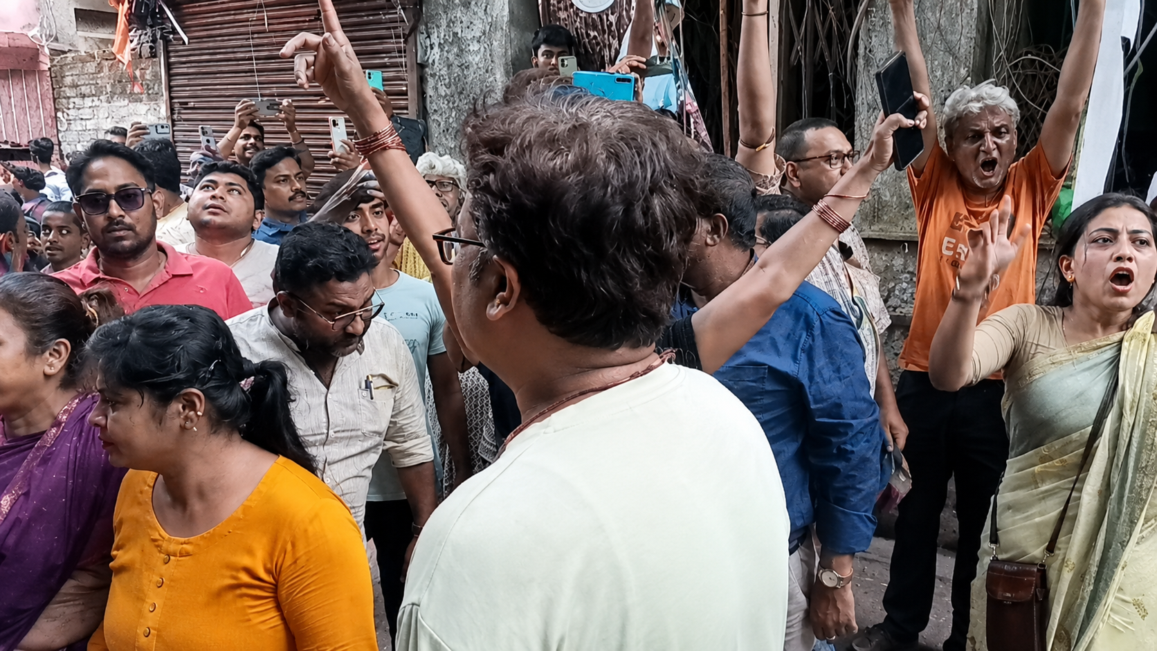 হাওড়ায় ত্রিপল-কাণ্ডে উত্তেজনা, অরূপ রায়ের বাড়ির সামনে বিক্ষোভ ও ‘চোর চোর’ স্লোগান
