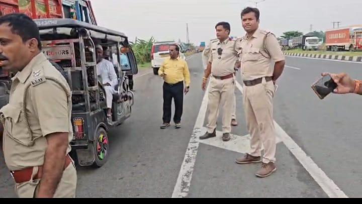 এনএইচ ১২-তে টোটো ও ই-রিক্সার বিরুদ্ধে কড়া অভিযান বাজেয়াপ্ত একাধিক গাড়ি