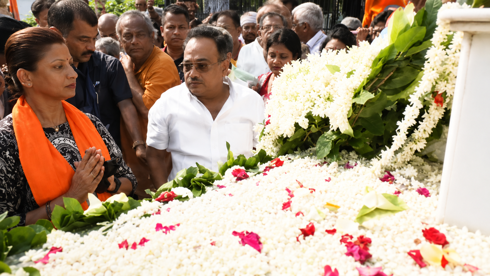 শ্যামাপ্রসাদ মুখার্জীর ৭৩তম প্রয়াণ দিবসে কেওড়াতলায় শ্রদ্ধা অগ্নিমিত্রা পাল ও শমীক ভট্টাচার্যের