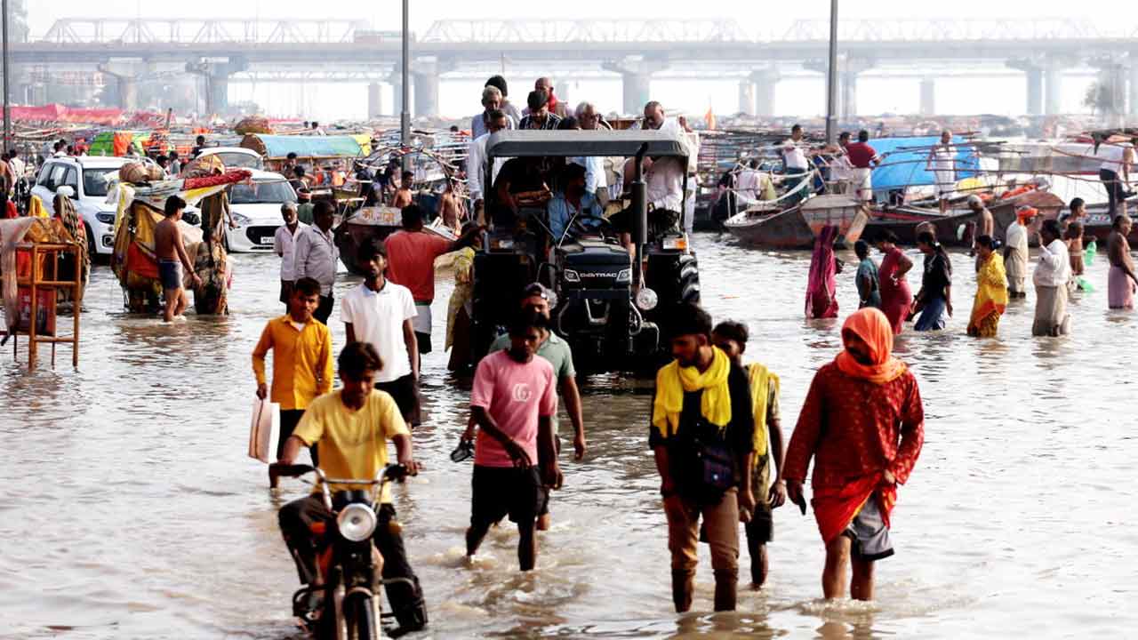 উত্তরপ্রদেশে টানা বৃষ্টির তাণ্ডব, ৩ দিনে মৃত অন্তত ৫৭! বন্যার আশঙ্কা, ধসে পড়ল ১০০০-এর বেশি বাড়ি