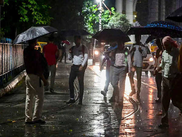 কলকাতা সহ ৪ জেলায় আজ কাল বৃষ্টি সপ্তাহান্তে কেমন থাকবে আবহাওয়া কী জানাল হাওয়া অফিস
