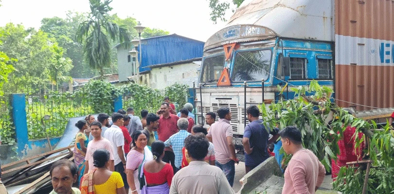 বালুরঘাট জেলা হাসপাতালের গেটের সামনেই ভয়াবহ দুর্ঘটনা, চাঞ্চল্য এলাকায়