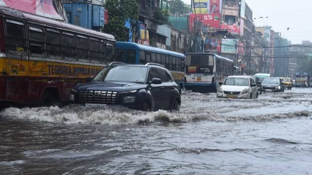 কলকাতায় বিক্ষিপ্ত বৃষ্টির সম্ভাবনা বর্ষণ হতে পারে উপকূলের জেলাগুলিতেও দুর্যোগ পাহাড়ের ৫ জেলায়