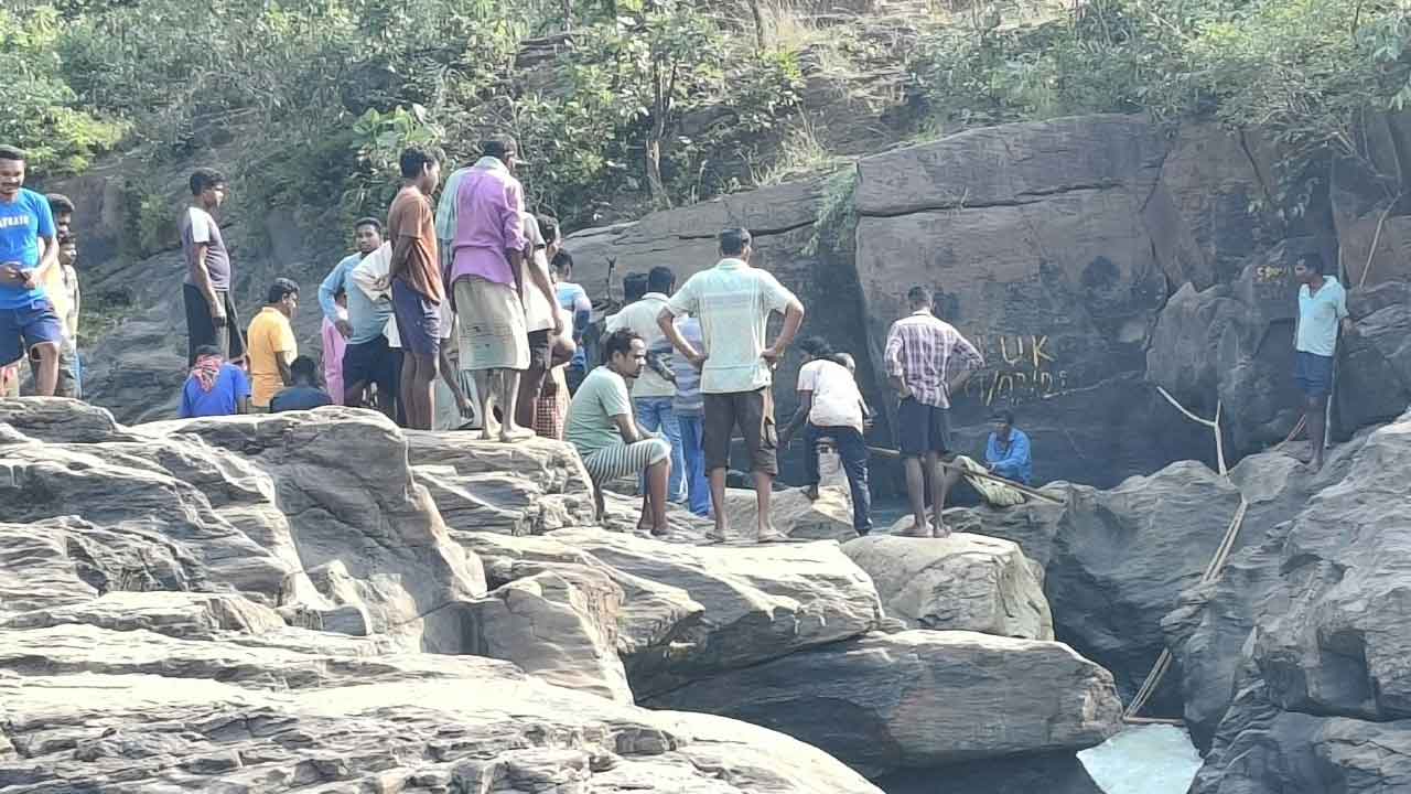 সাত বছরের ছেলেকে বাঁচাতে গিয়ে জলপ্রপাতে তলিয়ে গেলেন বারুইপুরের যুবতী, ছবি তোলার আনন্দ মুহূর্তেই বিষাদে