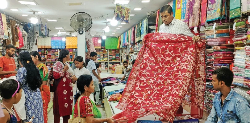 পুজোর সাজে নতুন ট্রেন্ড! নজর কাড়ছে কারদানা জামদানি শাড়ি