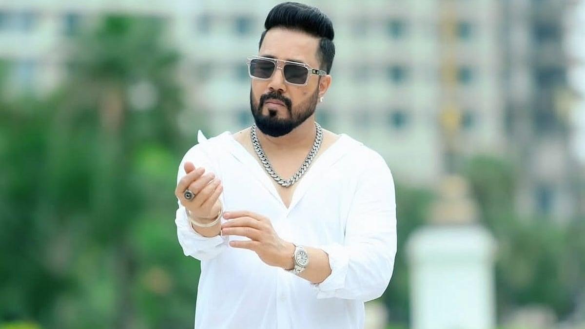 পাকিস্তান ও দুবাইয়ের মুসলিমদের প্রতি আলাদা মনোভাব কেন? সরব মিকা, বললেন ‘আজও বুঝি না’
