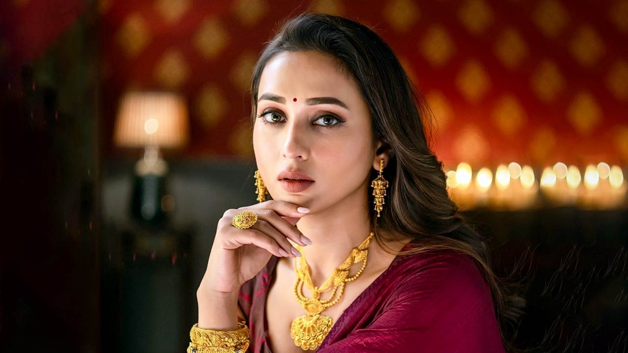 ‘কলকাতার মতো পুজোর আড়ম্বর আর কোথাও নেই!’ ছবির প্রচার শেষেই পুজোর মেজাজে মিমি, বিয়ের প্রসঙ্গ উঠতেই লজ্জায় লাল নায়িকা