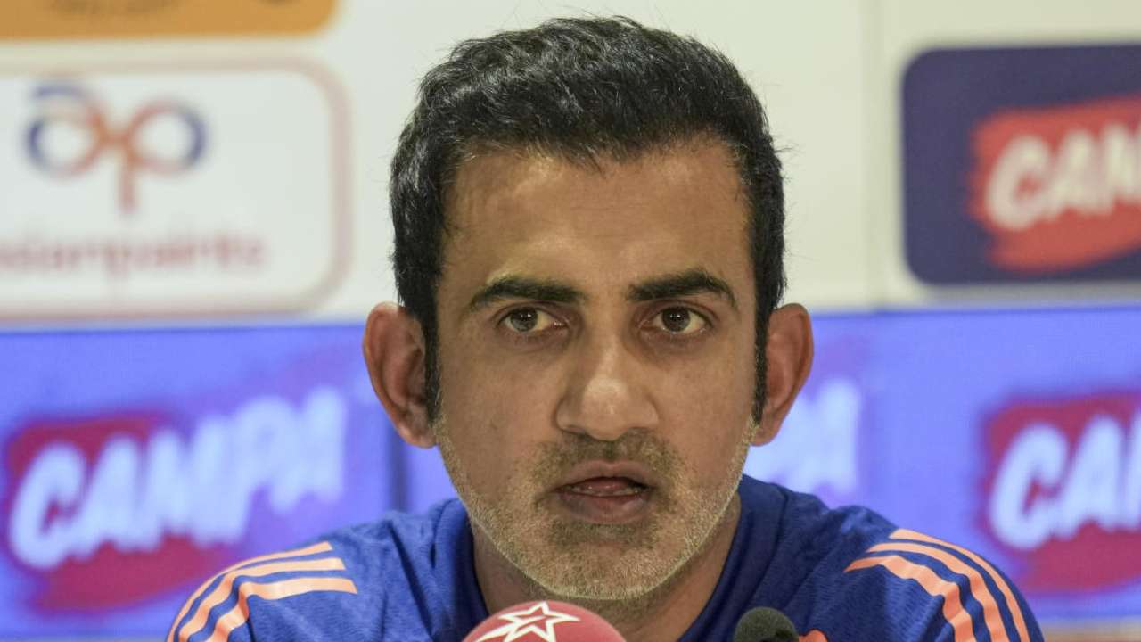 বিশ্বকাপের আগে গম্ভীরকে সতর্কবার্তা, ‘ঘন ঘন পরিবর্তনে দলের ক্ষতি হচ্ছে’