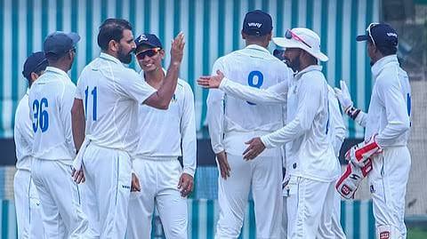 সুমন্তর ম্যাজিক বলে কল্যাণীতে নাটক লাঞ্চ বিরতিতে দিল্লি এগিয়ে ১০ রানে লড়ছেন বাদোনি