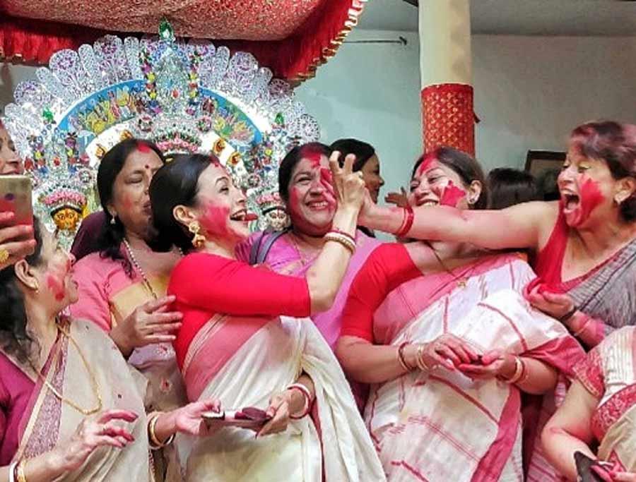 বিজয়ার বিষাদে সিঁদুরে রাঙা কোয়েল, মল্লিকবাড়ির সিঁদুরখেলায় ধরা পড়ল আবেগের ছবি