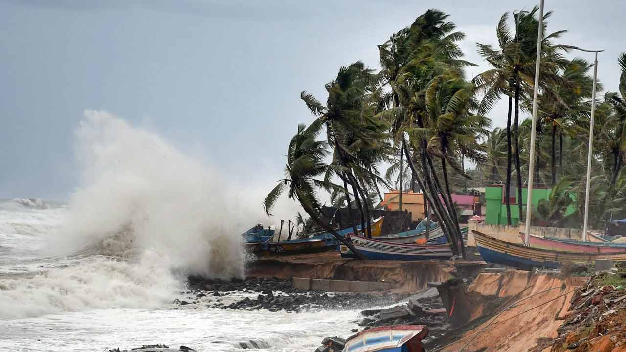 সোমবার সকালেই ঘূর্ণিঝড় তৈরির আশঙ্কা! কোন উপকূলে আছড়ে পড়তে পারে? দক্ষিণবঙ্গের ৬ জেলায় ভারী বৃষ্টির সতর্কতা