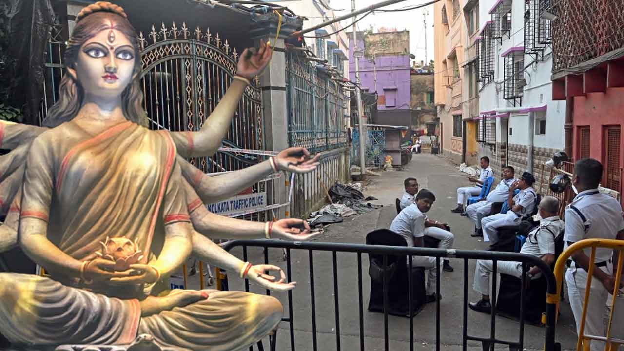 চোরবাগান কাণ্ডে গ্রেফতার আরও এক ঘোষক! পুলিশের নির্দেশেই ঘোষণা, ফেসবুকে দাবি ধৃতের, শনিবার নিরঞ্জন প্রতিমার