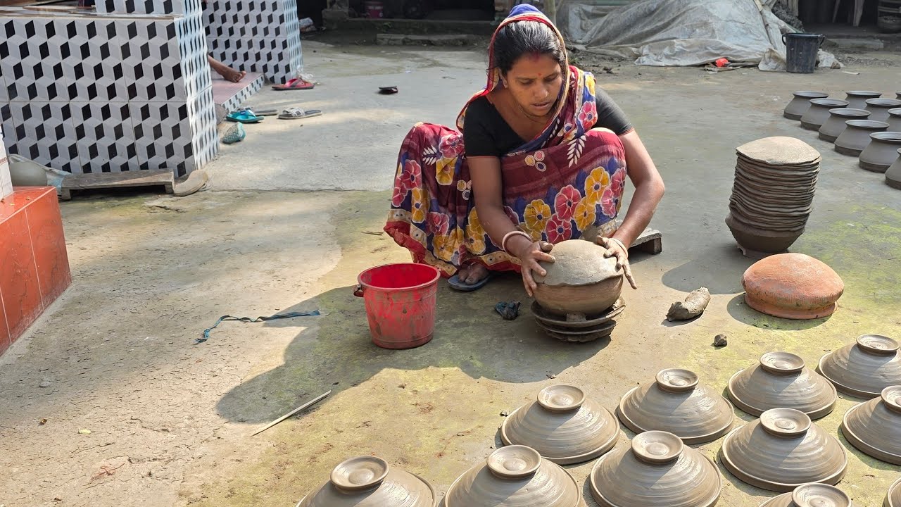 মাটির জিনিস তৈরি করেও লাভ নেই, মূল্যবৃদ্ধির চাপে শ্যামপুরে সঙ্কটে কুমোরশিল্প