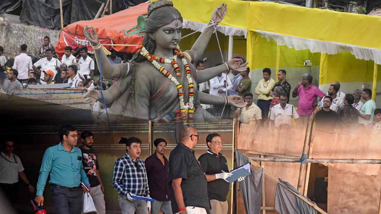 ঘোষণাকাণ্ডের রহস্যভেদে সেন্টু-কালিয়াকে মুখোমুখি জেরার ভাবনা পুলিশের, নেওয়া হতে পারে কণ্ঠস্বরের নমুনাও! নির্বিঘ্নেই সম্পন্ন বিসর্জন